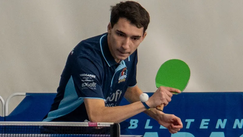Ignacio Laboccetta, monitor de clases de tenis de mesa en Oviedo