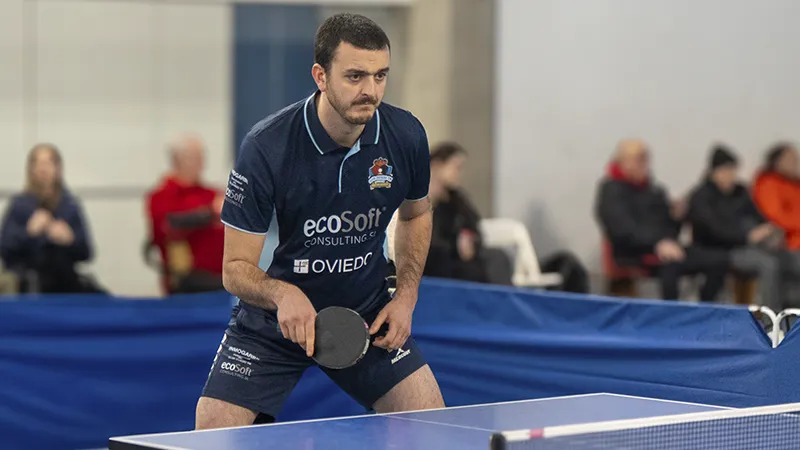 Ixak Durán, monitor de clases de tenis de mesa en Oviedo